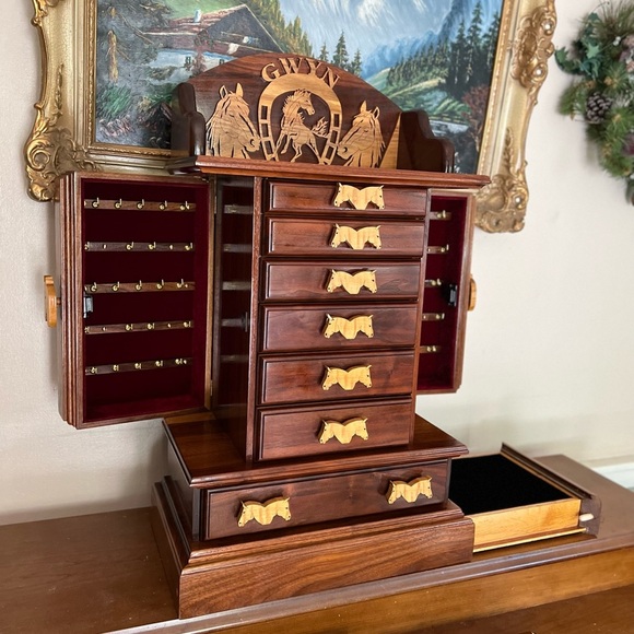 🐎Rare Vintage Large Solid Oak
Hand Carved Horse Lovers
Dream Jewlery Armoire - Picture 3 of 11